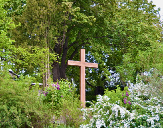 Ein Lichtzeichen des Glaubens: Feierliche Kreuz-Einweihung im Evangelischen Allianzhaus